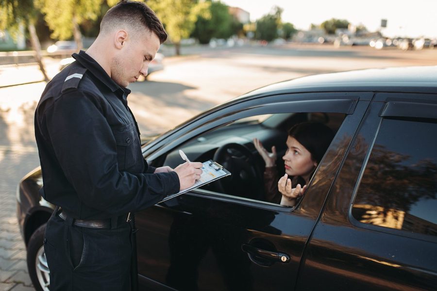 Male police officers check vehicle on the road | C. Abogados News